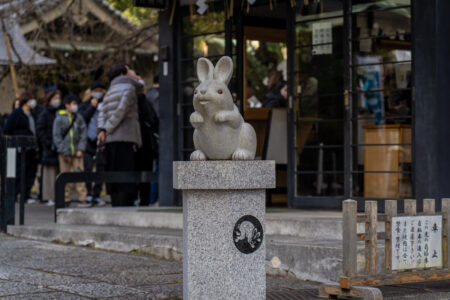 岡崎神社敷地内の狛犬のようなうさぎの石像