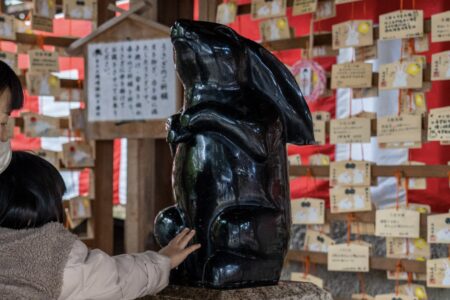 岡崎神社敷地内の子授けと安産を願う黒いうさぎの石像